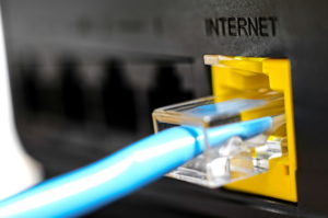 Ethernetpoort of netwerkpoort met een UTP-kabel.